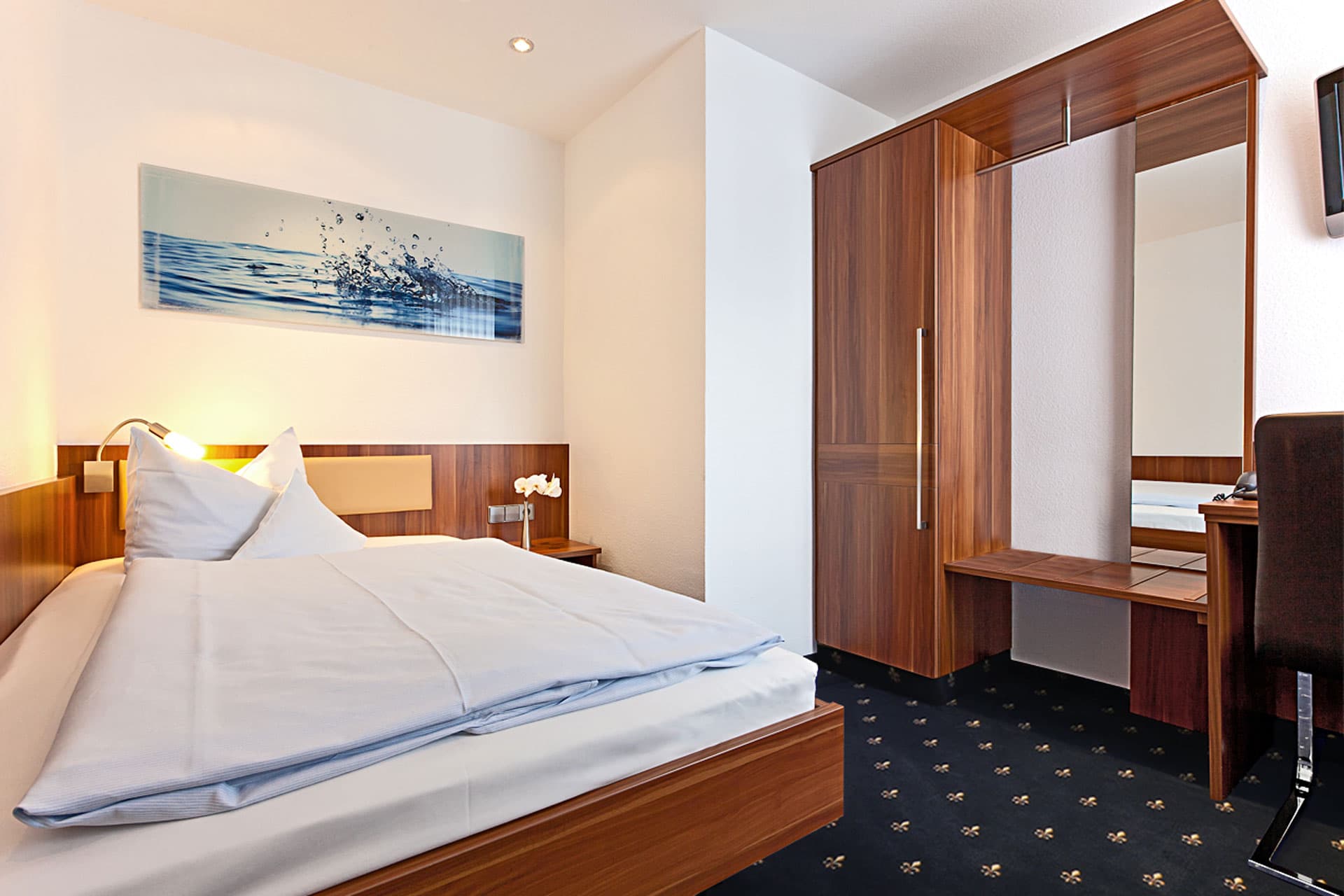 Single room with bed and desk